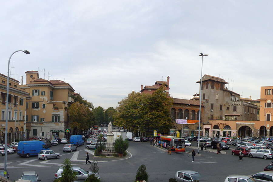 Foto esclusiva. Silvio Berlusconi, è lutto nazionale. Ma nelle sedi del III Municipio di Roma le bandiere non sono a mezz’asta