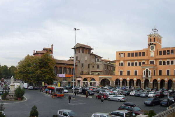 Foto esclusiva. Silvio Berlusconi, è lutto nazionale. Ma nelle sedi del III Municipio di Roma le bandiere non sono a mezz’asta
