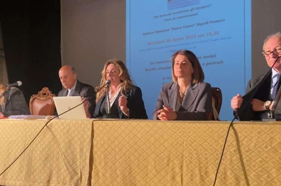 I pericoli dei social network, a lezione con gli avvocati nelle scuole di Napoli: “Pensare prima di inviare o pubblicare foto”