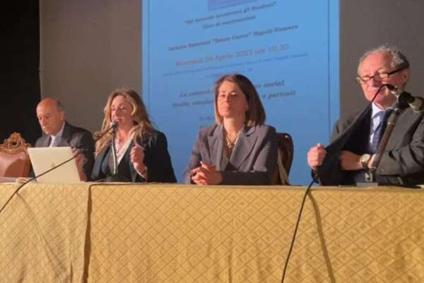 I pericoli dei social network, a lezione con gli avvocati nelle scuole di Napoli: “Pensare prima di inviare o pubblicare foto”