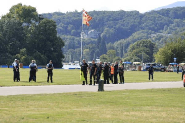 Francia, aggrediti ad Annecy bambini in un parco: quattro sono gravi. “Non è terrorismo”