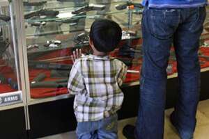 Bimbo di 7 anni spari e uccide fratellino di 5, dramma negli Stati Uniti: “Troppe armi a persone irresponsabili”