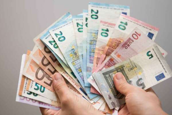 Aumento di stipendio ai bancari, arriva il rinnovo del contratto nazionale: 435 euro in più