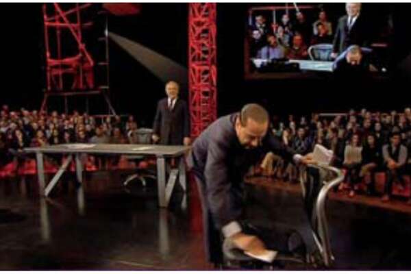 Morte Berlusconi, Fatto Quotidiano scatenato: “l’ultimo giudice” di Travaglio e la sedia pulita dall’ex premier in tv