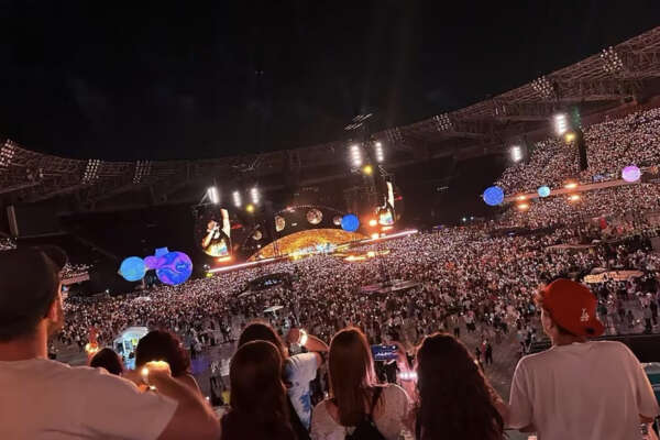 Sulle note di Pino Daniele i Coldplay “napoletani” incantano il Maradona