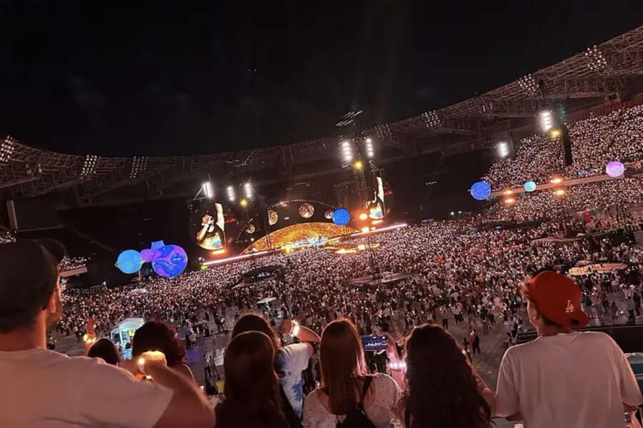 Sulle note di Pino Daniele i Coldplay “napoletani” incantano il Maradona