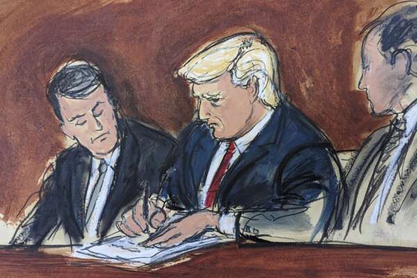 Former President Donald Trump, center, flanked by his defense attorneys, signs his bond in federal court, Tuesday, June 13, 2023, in Miami. Trump plead not guilty to federal charges that he illegally kept classified documents at his Florida estate. (Elizabeth Williams via AP)

Associated Press/LaPresse
Only Italy and Spain