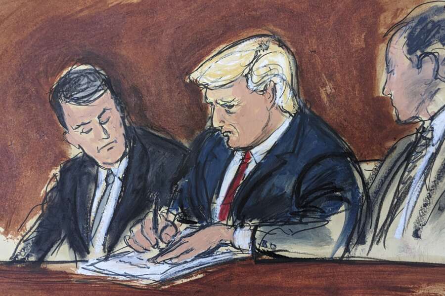 Former President Donald Trump, center, flanked by his defense attorneys, signs his bond in federal court, Tuesday, June 13, 2023, in Miami. Trump plead not guilty to federal charges that he illegally kept classified documents at his Florida estate. (Elizabeth Williams via AP)

Associated Press/LaPresse
Only Italy and Spain
