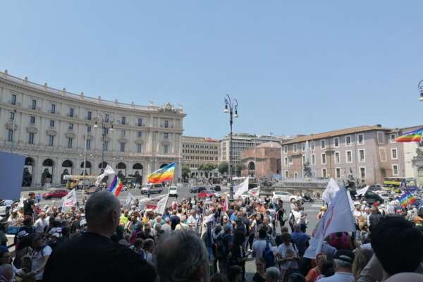 Elly Schlein al corteo di Giuseppe Conte. Coro di critiche: “Subalterna”
