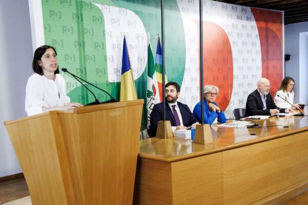Direzione Pd, Renzi: “Un consiglio a Elly? Non usi il mio nome per ricompattare i suoi”