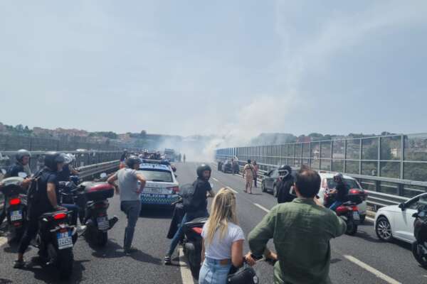 Esplode auto in tangenziale a Napoli, trasportava bombole ossigeno: uomo e donna in fin di vita