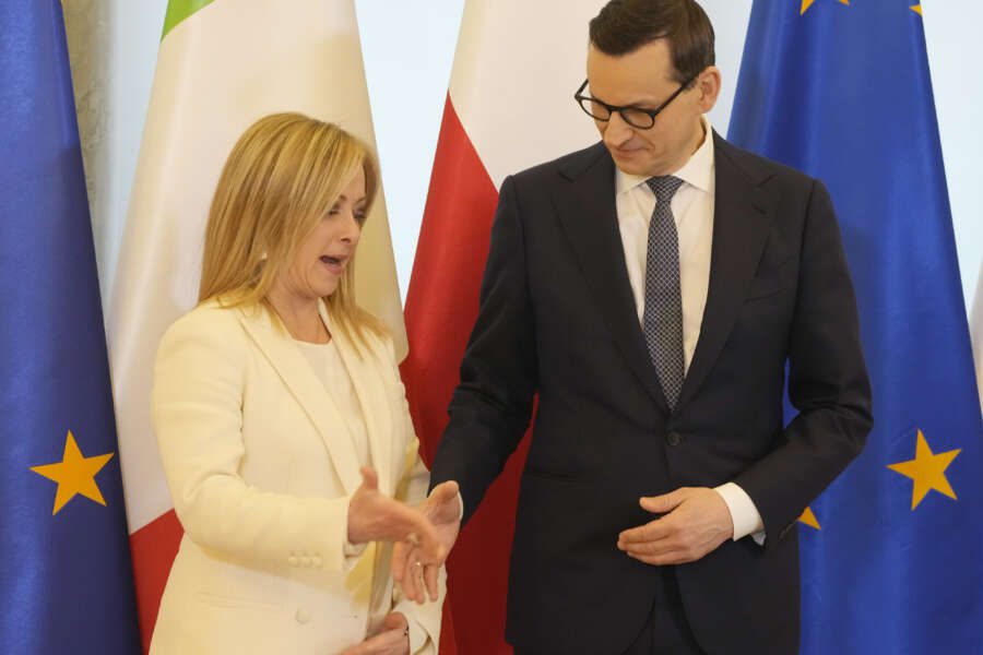 Poland’s Prime Minister Mateusz Morawiecki, right, greets Italy’s Prime Minister Giorgia Meloni, ahead of talks on regional security, war in neighbouring Ukraine and bilateral ties, in Warsaw, Poland, Monday, Feb. 20, 2023. (AP Photo/Czarek Sokolowski) 

Associated Press/LaPresse

EDITORIAL USE ONLY/ONLY ITALY AND SPAIN