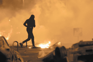 Proteste Francia, 27enne muore a Marsiglia colpito da “proiettile di gomma della polizia”