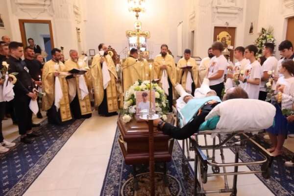 Va in barella al funerale del figlio morto nello stesso incidente sul lavoro: la storia di Fanel, papà indagato la tragedia in cantiere