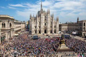 Due ragazzi francesi scalano il Duomo di Milano: fermati dalla Polizia | Video