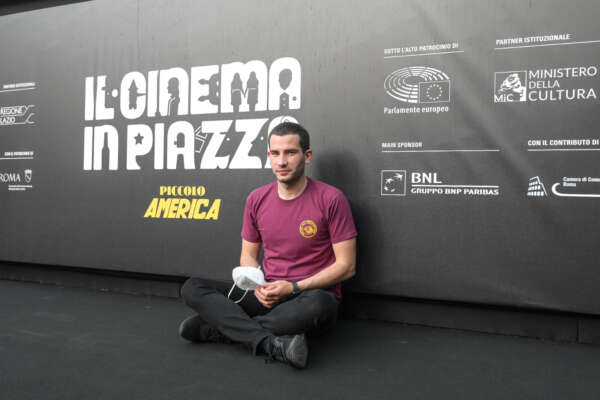 La debolezza della politica che cede a capipopolo e agitatori di piazza La debolezza della politica che cede a capipopolo e agitatori di piazza