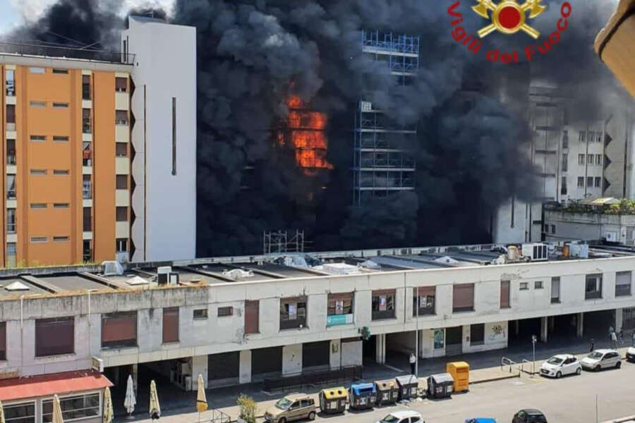 Incendio distrugge palazzo a Roma, un morto, feriti gravi e intossicati: “Ci sono case ancora da aprire”