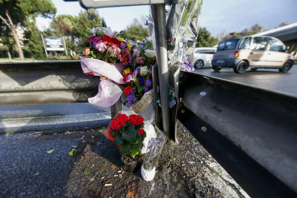 Foto: Cecilia Fabiano-LaPresse 
22-12-2019: Roma( Italia) 
Cronaca  : Due ragazze investite ed uccise in zona ponte Milvio nella notte di sabato 
Nella Foto: fiori sul  luogo dell’incidente all’altezza di Corso Francia 
Photo: Cecilia Fabiano- LaPresse
December ,22, 2019 Rome ( Italy ) 
News : two girls knocked down by a car during the Saturday night near Ponte Milvio
in The Pic : the place of the accident