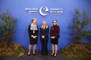 MARIJA PEJCINOVIC BURIC SEGRETARIA GENERALE DEL CONSIGLIO EUROPEO, GIORGIA MELONI PRESIDENTE DEL CONSIGLIO, KATRÍN JAKOBSDÓTTIR PRIMO MINISTRO ISLANDESE