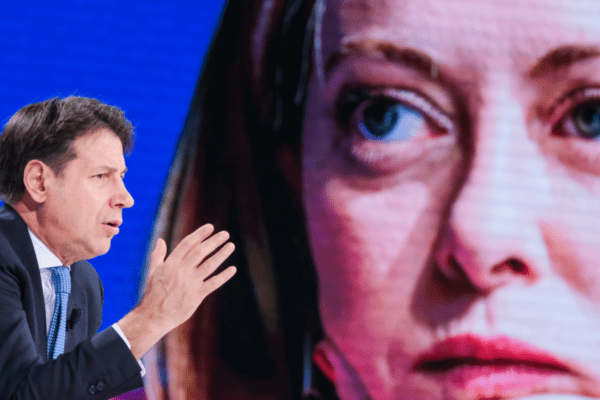 Giorgia Meloni e Giuseppe Conte: la prima si rimangia le battaglie sovraniste, il secondo è rimasto “no euro”