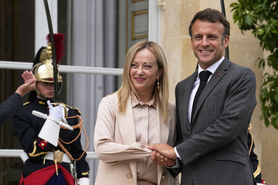 I soldati di Macron benzina sul fuoco della maggioranza