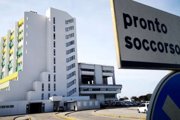 Accoltella e prova a bruciare la moglie, poi va in ospedale con il peluche della pace: cacciato, si dà fuoco e muore