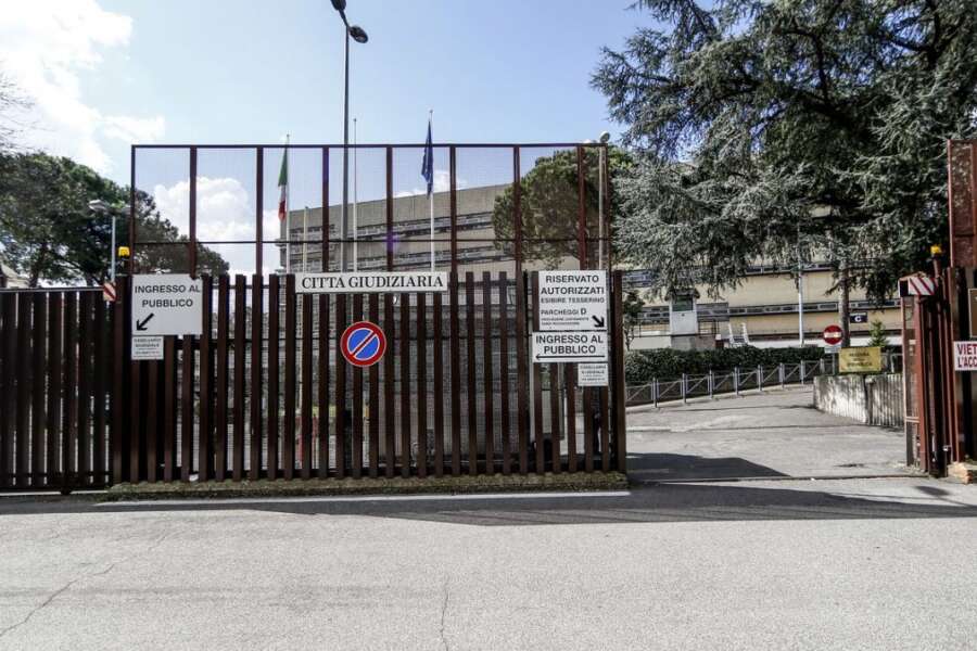 Roma, incendio in Tribunale: brucia l’archivio di P.le Clodio | Evacuata la cittadella giudiziaria