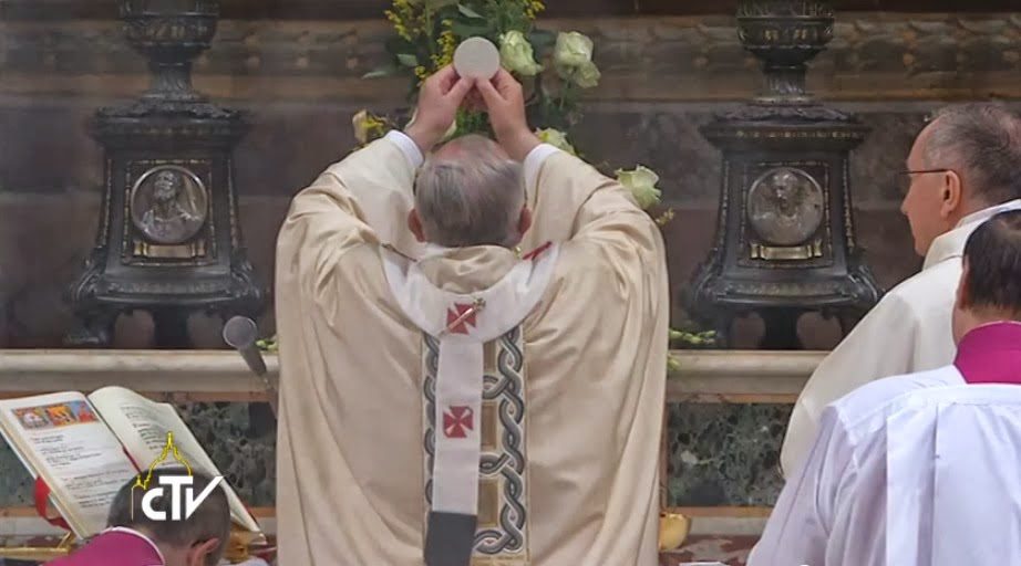 Matrimonio preti, donne diacono e benedizione coppie gay