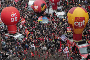 People gather on Place de la Republique during a demonstration, Thursday, Jan. 19, 2023 in Paris. Workers in many French cities took to the streets Thursday to reject proposed pension changes that would push back the retirement age, amid a day of nationwide strikes and protests seen as a major test for Emmanuel Macron and his presidency. (AP Photo/Lewis Joly)

Associated Press/LaPresse
Only Italy and Spain