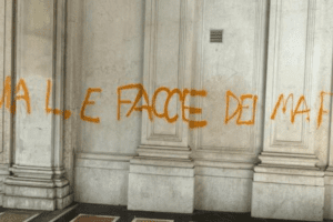 Silvio Berlusconi, nonostante il lutto nazionale, a Genova compare una scritta ingiuriosa sul palazzo della Regione Liguria