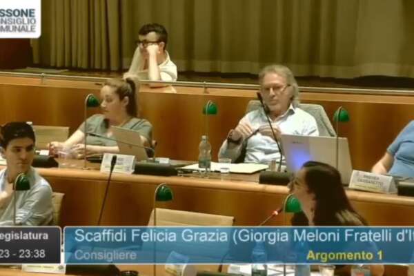 VIDEO – La consigliera di Meloni: “Tratto i gay come persone normali, come qualsiasi persona normodotata” VIDEO – La consigliera di Meloni: “Tratto i gay come persone normali, come qualsiasi persona normodotata”