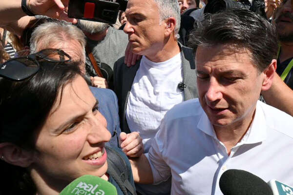 Foto Alessandro Contaldo/LaPresse 17 giugno 2023 Roma, Italia – politica – Manifestazione contro il lavoro precario organizzato dal Movimento 5 stelle. Nella foto: la segretaria del Pd Elly Schlein con il leader del Movimento 5 Stelle, Giuseppe ConteJune 17, 2023 Rome, Italy – politics – Demonstration against precarious work organized by the M5S. In the pic: Elly Schlein, Giuseppe Conte