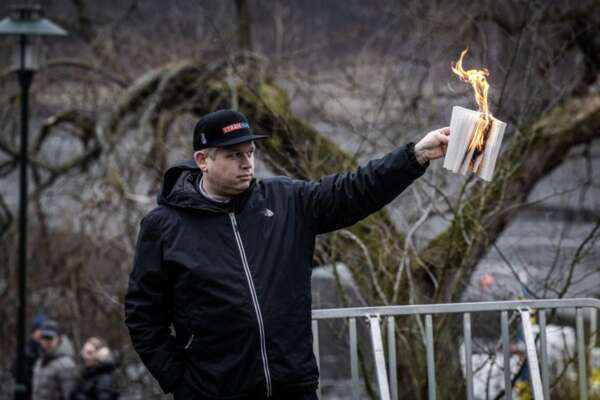 Stoccolma, la polizia svedese autorizza rogo del Corano fuori dalla moschea