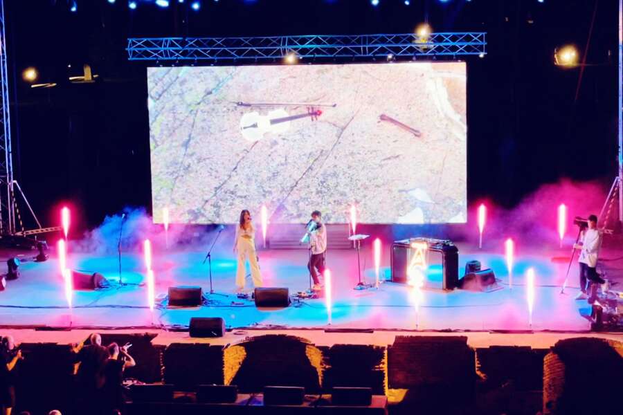 Andrea Casta, violinista magico che incanta (e fa riflettere)