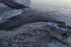Video. Distrutta la diga a Kherson. Civili in pericolo: rimpallo di accuse Mosca-Kiev | Zelensky: bomba distruzione ambientale