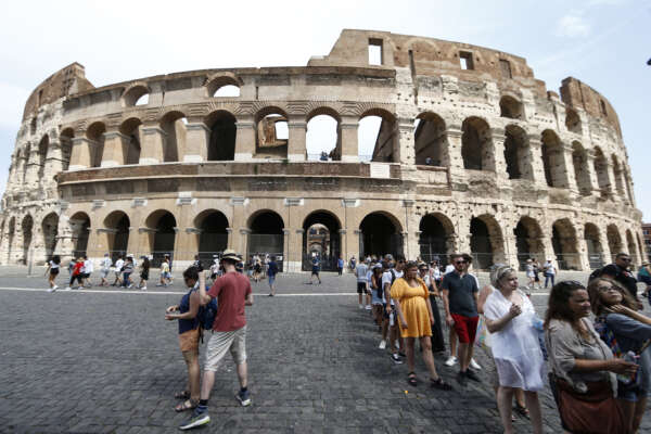 Foto Cecilia Fabiano/LaPresse 15-08-2022 Roma, Italia – Cronaca – Turisti in centro il giorno di Ferragosto  nella Foto : Turisti affollano l’area del Colosseo 
August 15 , 2022 Rome Italy – News –  Tourists in the historical centre of Ancient Rome  In the photo: Coliseum crowded by tourist