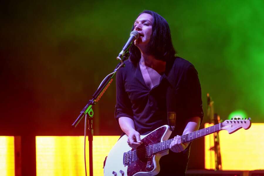 Video. Placebo, Brian Molko incita la folla di Stupinigi contro la premier: “Giorgia Meloni è razzista, fascista, nazista e…” | I carabinieri lo segnalano in Procura