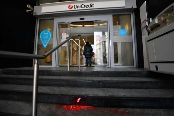 Banche addio, le filiali lasciano i cittadini senza sportelli. Oltre 4,2 milioni di persone