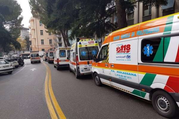 Malori per il caldo, ambulanze bloccate in coda al Pronto Soccorso di Taranto: record di accessi. L’acqua del mare raggiunge i 30° | I netturbini “cadono come birilli”