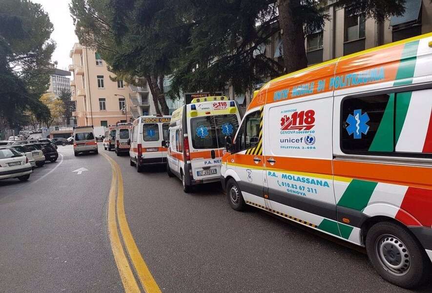 Malori per il caldo, ambulanze bloccate in coda al Pronto Soccorso di Taranto: record di accessi. L’acqua del mare raggiunge i 30° | I netturbini “cadono come birilli”