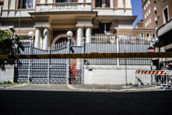 L’ambasciata russa e il gioco dei tre conti: prelievi per un milione di euro, Copasir in azione