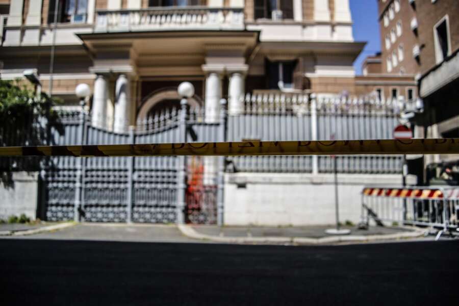 L’ambasciata russa e il gioco dei tre conti: prelievi per un milione di euro, Copasir in azione