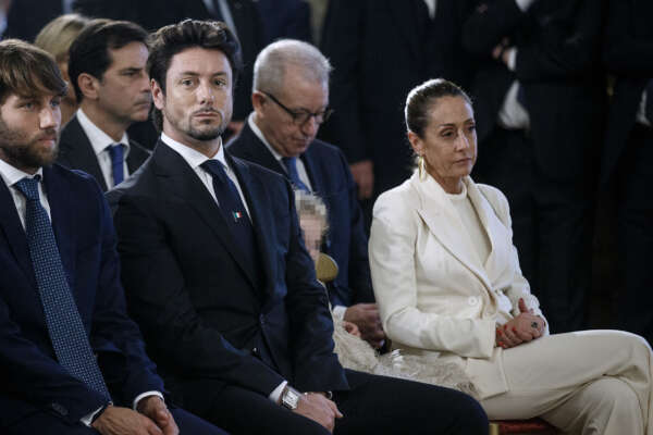 Il First Gentleman Giambruno, tira fuori la verve ‘da bar sotto casa’ e rischia l’incidente diplomatico con la Germania: “Se ne stiano a casa loro” Il First Gentleman Giambruno, tira fuori la verve ‘da bar sotto casa’ e rischia l’incidente diplomatico con la Germania: “Se ne stiano a casa loro”