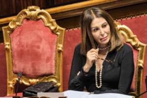 La Ministra è irriverente, eccessiva e sguaiata: Santanchè già condannata dall’opinione pubblica