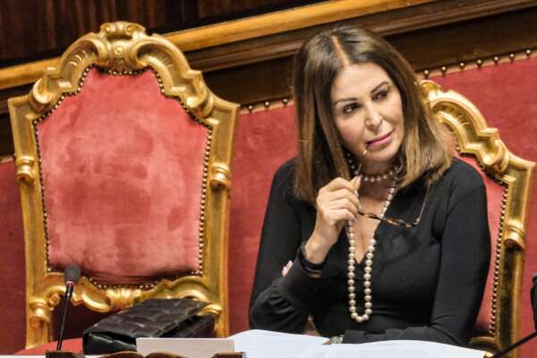 La Ministra è irriverente, eccessiva e sguaiata: Santanchè già condannata dall’opinione pubblica