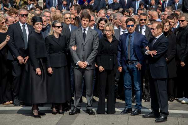 Testamento Berlusconi: aperto davanti ai testimoni | Il notaio non parla con i giornalisti | Attesa per i dettagli Testamento Berlusconi: aperto davanti ai testimoni | Il notaio non parla con i giornalisti | Attesa per i dettagli