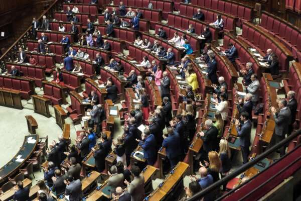 Parlamento e armocromie, adesso basta con i look da spiaggia. Fa caldo ma siamo pur sempre alla Camera: “mettiamo gli spogliatoi”