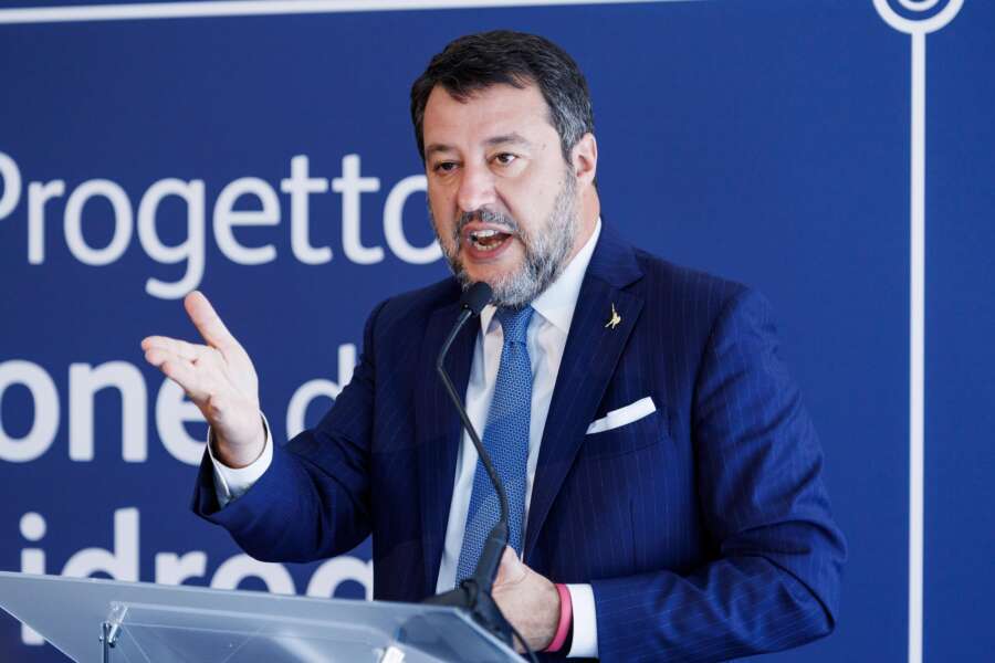 Ponte sullo stretto di Messina, Salvini sprezzante: “Un signore in tonaca dice parole ignoranti, volgari” e mette insieme cosche e coste. Solidarietà a Don Ciotti