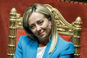 Inflazione, arriva la carta acquisti ‘Dedicata a te’ della Meloni: chi ne avrà diritto e come funziona