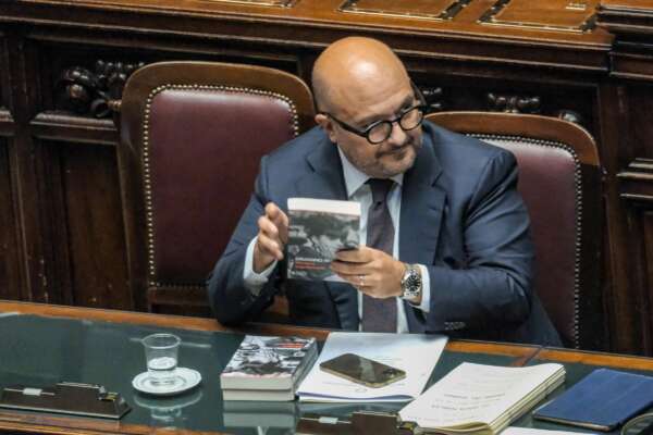 Il ministro della cultura Gennaro Sangiuliano al premio Strega: “Proverò a leggere quei libri”. Ma è lui che dovrebbe averli votati (solo dalla copertina?)